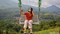 Sambil foto-foto, wisatawan tampak ceria.  