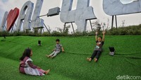 Anak-anak paling suka bermain di area bersantai. Rumput sintetis membuat mereka bebas berlarian tanpa alas kaki. Contohnya Anissa yang berumur 7 tahun.  