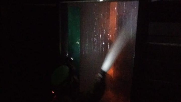 Petugas Damkar Jaktim memadamkan api di rumah dinas Lurah Batu Ampar. Foto dikirim narasumber Gatot Sulaeman.