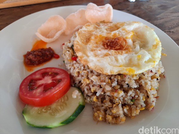 Selain itu untuk makanan, Piltik mengunggulkan nasi goreng andaliman. Seperti diketahui, andaliman adalah bahan wajib yang dipakai di makanan tradisional Batak. Foto: Putu Intan/detikcom Selain itu untuk makanan, Piltik mengunggulkan nasi goreng andaliman. Seperti diketahui, andaliman adalah bahan wajib yang dipakai di makanan tradisional Batak. Foto: Putu Intan/detikcom