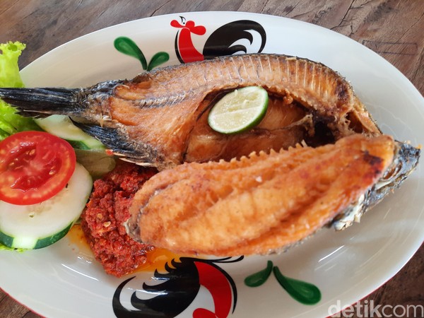 Ada pula ikan nila toba goreng yang menunjukkan lokalitas kawasan Danau Toba yang kaya akan ikan. Foto: Putu Intan/detikcom Ada pula ikan nila toba goreng yang menunjukkan lokalitas kawasan Danau Toba yang kaya akan ikan. Foto: Putu Intan/detikcom