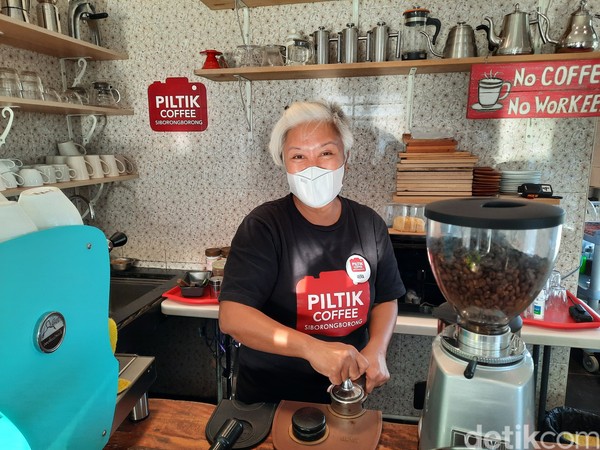 Pemilik Piltik Coffee, Vera P. Hutauruk mengatakan ia memang ingin mengangkat kearifan lokal dengan kemasan yang kekinian. Ia sengaja menjual aneka menu yang bahannya terdapat di Siborongborong. Foto: Putu Intan/detikcom Pemilik Piltik Coffee, Vera P. Hutauruk mengatakan ia memang ingin mengangkat kearifan lokal dengan kemasan yang kekinian. Ia sengaja menjual aneka menu yang bahannya terdapat di Siborongborong. Foto: Putu Intan/detikcom