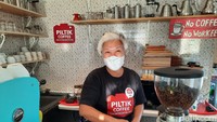 Pemilik Piltik Coffee, Vera P. Hutauruk mengatakan ia memang ingin mengangkat kearifan lokal dengan kemasan yang kekinian. Ia sengaja menjual aneka menu yang bahannya terdapat di Siborongborong. Foto: Putu Intan/detikcom