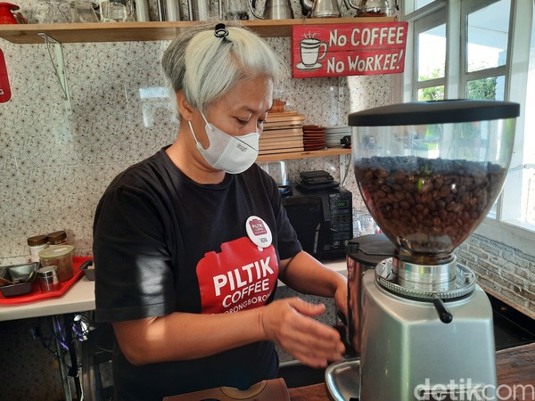 Piltik memang memiliki menu spesial yakni kopi siborongborong yang diseduh menjadi kopi panas dan es kopi. Foto: Putu Intan/detikcom Piltik memang memiliki menu spesial yakni kopi siborongborong yang diseduh menjadi kopi panas dan es kopi. Foto: Putu Intan/detikcom