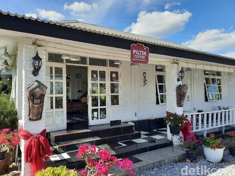 Potret Kafe Minimalis Pinggir Sawah di Kawasan Toba