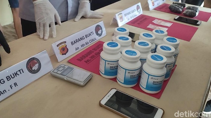 Polisi mengamankan dua pengedar obat terlaranf di Cianjur