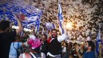 Rayakan Lengsernya Benjamin Netanyahu, Warga Israel Asyik Main Busa