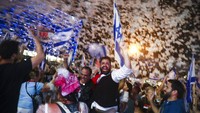Warga yang berkumpul di Tel Aviv ramai-ramai menari, berpelukan dan bersorak dalam merayakan lengsernya Netanyahu. Banyak yang membawa serta anak-anak mereka.