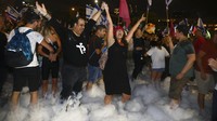 Perayaan itu dilakukan warga Tel Aviv karena menurut mereka berakhirnya era Netanyahu di Israel dianggap sebagai momen bersejarah.