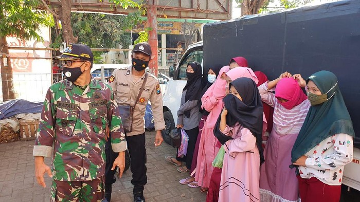 Sejumlah warga dan santriwati asal Madura terjaring razia yustisi di tengah lautan. Saat hendak di-swab PCR oleh Satgas COVID-19 Kabupaten Probolinggo, 9 santriwati menangis.