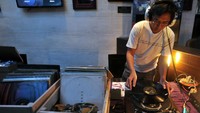 Kegiatan Record Store Day tersebut dilakukan untuk merayakan keberadaan dan menghidupkan kembali musik yang dirilis dalam bentuk fisik seperti piringan hitam, kaset tape, dan CD. ANTARA FOTO/Fikri Yusuf.