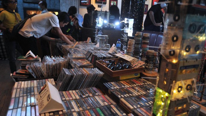 RECORD STORE DAY 2021 Kolektor memutar piringan hitam saat kegiatan