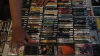 Acara yang diikuti sekitar 40 partisipan lapak rilisan dan merchandise musik se-Jateng dan D.I Yogyakarta guna meningkatkan kembali apresiasi penikmat musik terhadap rilisan fisik. ANTARA FOTO/Andreas Fitri Atmoko.