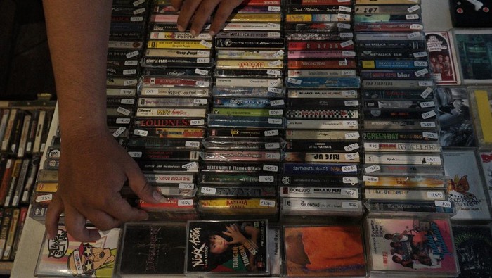 Pelapak menata kaset yang dipamerkan saat acara Record Store Day (RSD) Yogyakarta di Nologaten, Sleman, D.I Yogyakarta, Minggu (13/6/2021). Acara yang diikuti sekitar 40 partisipan lapak rilisan dan merchandise musik se-Jateng dan D.I Yogyakarta guna meningkatkan kembali apresiasi penikmat musik terhadap rilisan fisik. ANTARA FOTO/Andreas Fitri Atmoko/foc.