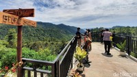 Rest Area Adian Nalambok menyediakan spot foto yang memungkinkan wisatawan untuk mengabadikan hijaunya hutan dan birunya Danau Toba tersebut. 