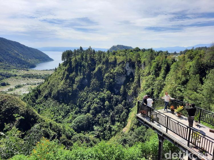 Potret Rest Area dengan Pemandangan Danau Toba