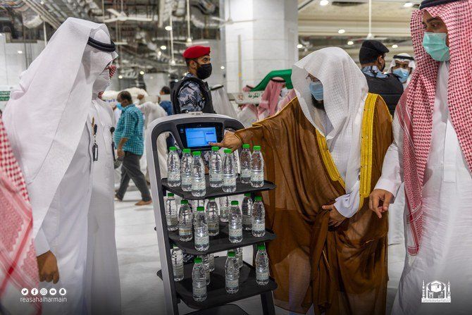 Robot pembawa air zamzam di Masjidil Haram. (Dok: Tangkapan layar Arab News)