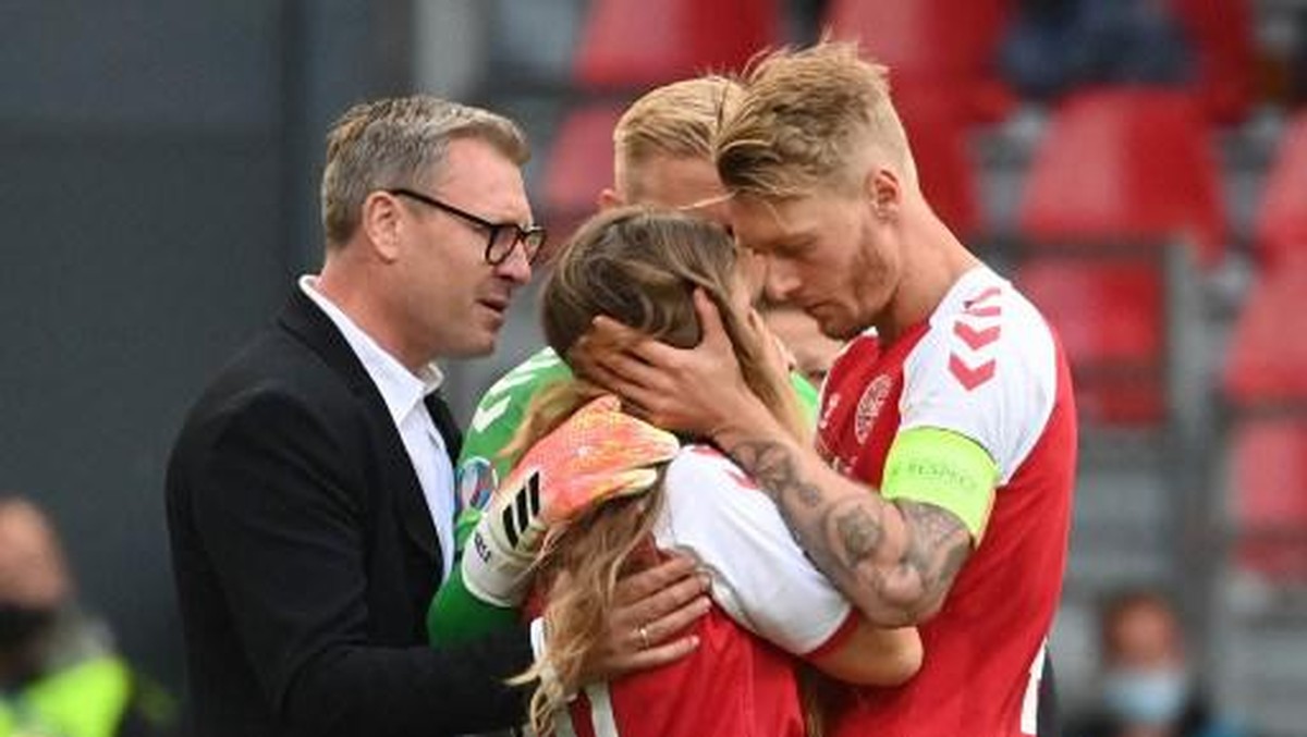 Simon Kjaer saat menenangkan kekasih Christian Eriksen. (Foto: AFP/Jonathan Nackstrand)