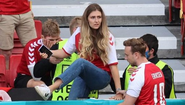 Momen Pacar Christian Eriksen Ditenangkan Kjaer dan Schmeichel