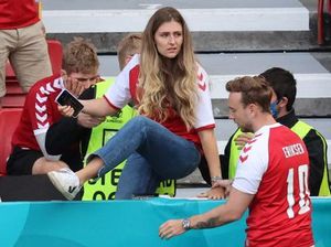 Momen Pacar Christian Eriksen Ditenangkan Kjaer dan Schmeichel