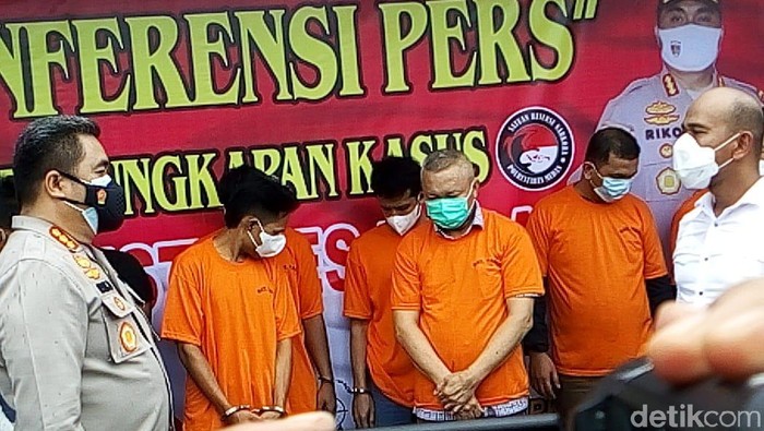 Sekda Nias Utara, Yafeti Nazara, ditampilkan Polrestabes Medan bersama sejumlah orang yang diamankan dari KTV Medan (Datuk Haris/detikcom)