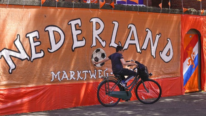 Semarak Euro 2020 turut terlihat di Belanda. Sebuah kota di Negari Kincir Angin itu bahkan dipenuhi warna oranye sebagai dukungan untuk Timnas Belanda.