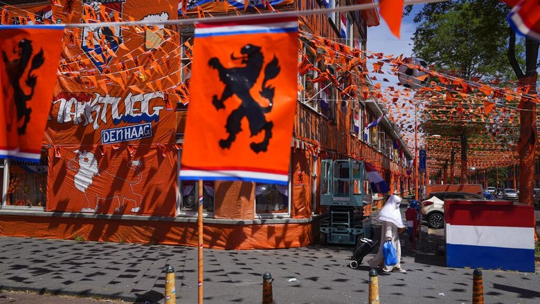 Semarak Euro 2020 turut terlihat di Belanda. Sebuah kota di Negari Kincir Angin itu bahkan dipenuhi warna oranye sebagai dukungan untuk Timnas Belanda.