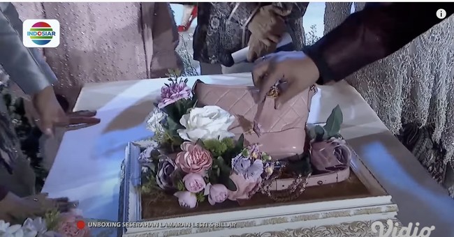 Seserahan lamaran Lesti Kejora dan Rizky Billar