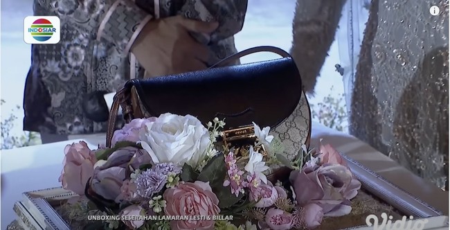 Seserahan lamaran Lesti Kejora dan Rizky Billar