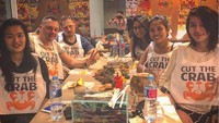 Bersama dengan teman lainnya, Sheila menikmati aneka seafood di sebuah restoran Cut The Crab. Terlihat menu seafood tersebut dihamparkan langsung di atas meja. Foto: Instagram @itssheilamj