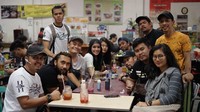 Nah, kalau yang satu ini adalah momen Sheila Marcia saat kulineran bersama teman-teman satu komunitasnya. Ya, Sheila juga tergabung dalam komunitas vespa. Foto: Instagram @itssheilamj