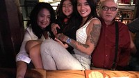 Berulang tahun, Sheila merayakannya dengan makan malam bersama keluarganya. Seperti yang terlihat dalam foto ini, tampak ayah, ibu dan anaknya ikut berpose bersama. Foto: Instagram @itssheilamj