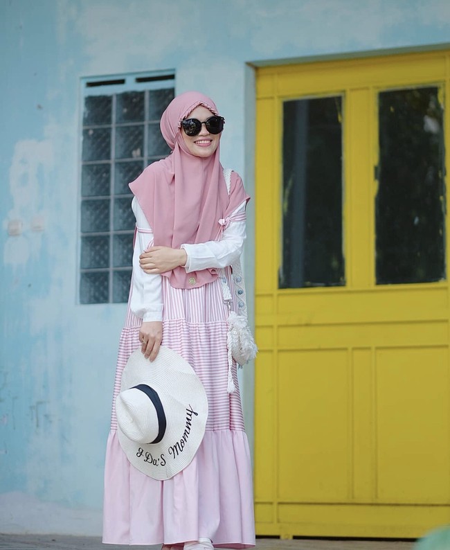 Ghaida tampil feminin dengan mengenakan bergo dan gamis garis-garis pink dan putih. Hijab bergo yang Ghaida Tsurayya kenakan terdapat aksen lipatan di bagian dahi. Foto: Dok. Instagram @gdaghaida.