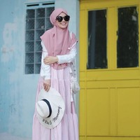 Ghaida tampil feminin dengan mengenakan bergo dan gamis garis-garis pink dan putih. Hijab bergo yang Ghaida Tsurayya kenakan terdapat aksen lipatan di bagian dahi. Foto: Dok. Instagram @gdaghaida.