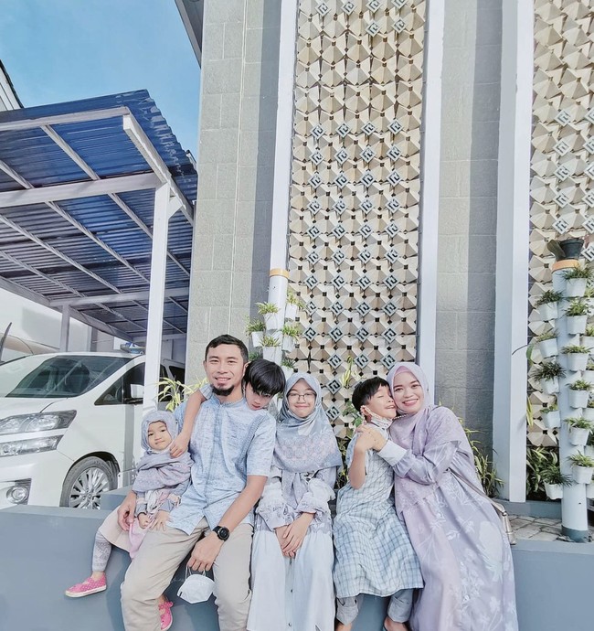 Ghaida Tsuraya yang menikah dengan Harpinadi Ibrahim dikarunai empat orang anak. Keluarganya kerap tampil kompak dan hangat dengan menggunakan pakaian seragam. Foto: Dok. Instagram @gdaghaida.