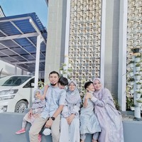 Ghaida Tsuraya yang menikah dengan Harpinadi Ibrahim dikarunai empat orang anak. Keluarganya kerap tampil kompak dan hangat dengan menggunakan pakaian seragam. Foto: Dok. Instagram @gdaghaida.