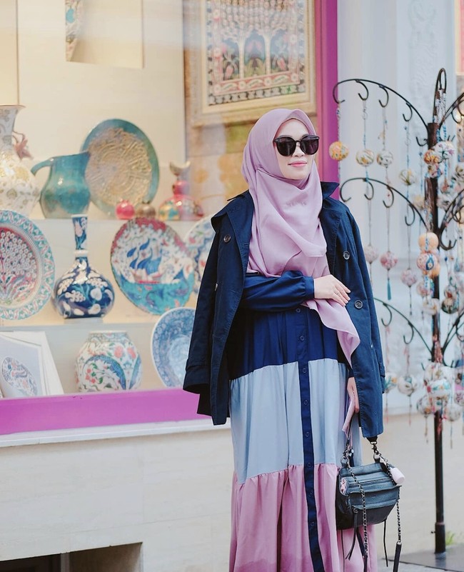 Perancang busana dan pebisnis itu kerap membagikan gaya busana dan hijabnya di akun Instagramnya @gdaghaida. Warna pastel selalu menjadi ciri khasnya dalam berpakaian. Foto: Dok. Instagram @gdaghaida.