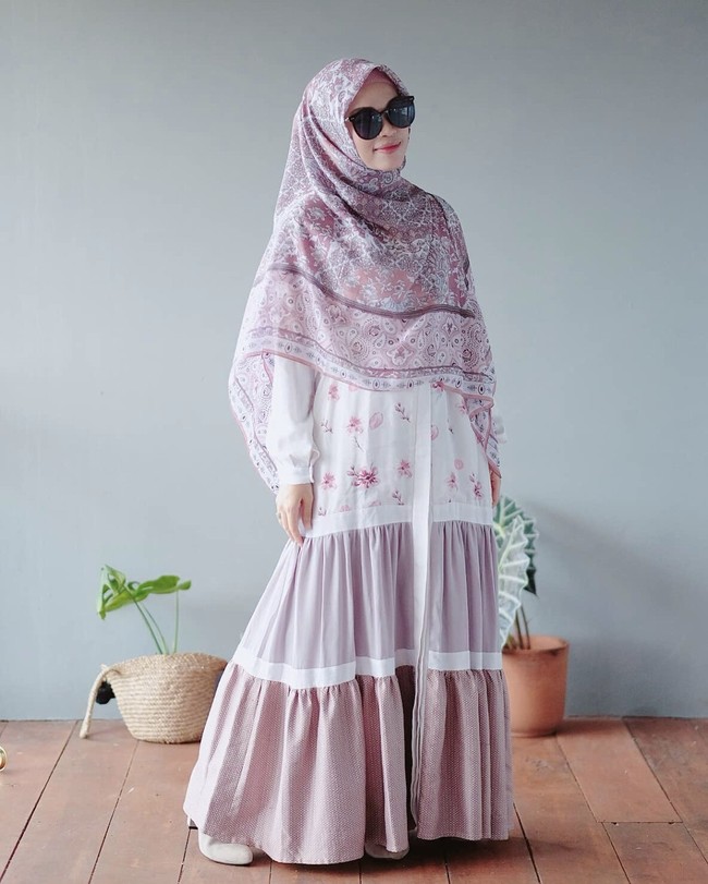 Hijab syari menjadi gaya andalan Ghaida Tsuraya. Seperti di foto ini, Ghaida membentuk hijab segi empat motif floral menutupi bagian depan. Ia memadukan hijab syar’i dengan gamis. Foto: Dok. Instagram @gdaghaida.