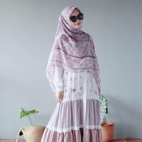 Hijab syari menjadi gaya andalan Ghaida Tsuraya. Seperti di foto ini, Ghaida membentuk hijab segi empat motif floral menutupi bagian depan. Ia memadukan hijab syar’i dengan gamis. Foto: Dok. Instagram @gdaghaida.