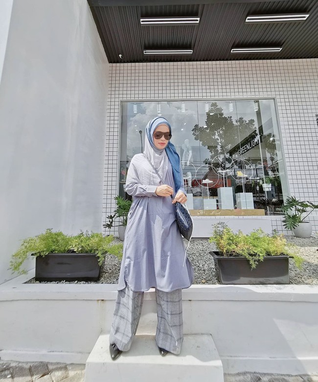 Tak hanya hijab segi empat, Ghaida Tsuraya juga memadukan hijab pashmina yang dililit rapi ke atas. Pastinya dengan warna pastel favoritnya. Foto: Dok. Instagram @gdaghaida.