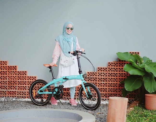 Ketika berolahraga sepeda, Ghaida Tsuraya memakai hijab instant agar mempermudah gerakannya.  Dilengkapi dengan kaca mata untuk menghindari paparan sinar matahari langsung. Foto: Dok. Instagram @gdaghaida.