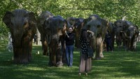 Kehadiran patung-patung gajah itu menarik perhatian warga.  
