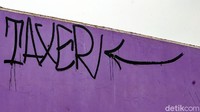 Flyover yang dihiasi dengan cat warna-warni itu menjadi sasaran aksi vandalisme oknum tak bertanggung jawab.  