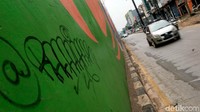 Kehadiran coretan-coretan itu merusak keindahan flyover yang memang sudah dirancang dengan warna-warni nan indah.  
