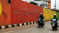 Sebagai informasi, Flyover Gaplek dibangun untuk mengurai kemacetan di Simpang Gaplek Tangsel. Pengerjaan pengecatan dengan warna-warni itu sendiri sudah selesai dilakukan sejak April 2021 lalu.