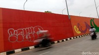 Sejumlah pengendara melintasi flyover Gaplek Martadinata di Tangerang Selatan, yang menjadi sasaran aksi vandalisme, Senin (14/6/2021).  