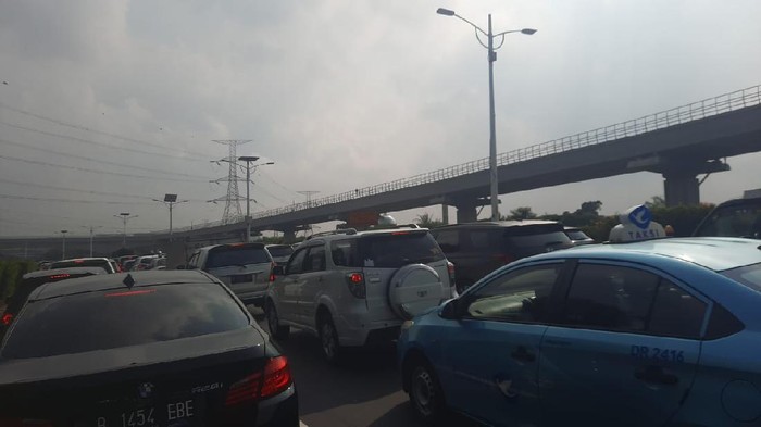 Tol Cililitan arah Cawang macet pada Senin (14/6/2021) pagi ini.