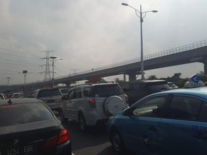 Tol Cililitan-Cawang Macet Parah, Baru Maju 3 Meter-Berhenti Lagi