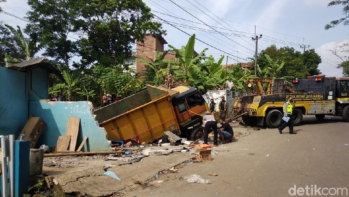 Truk Tabrak Dua Rumah di Kuningan