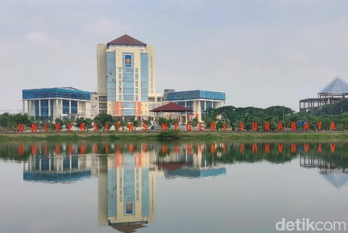 Lembaga Tes Masuk Perguruan Tinggi (LTMPT) akan mengumumkan hasil Seleksi Bersama Masuk Perguruan Tinggi Negeri (SBMPTN) hari ini pukul 15.00 WIB. Para peserta dapat melihat pengumuman di laman utama LTMPT https://pengumuman-sbmptn.ltmpt.ac.id.